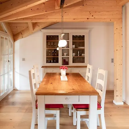 康斯坦丁豪华公寓 *